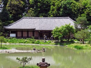 京都府木津川市にある浄瑠璃寺は、アクセスが不便だからこそ、貸切バス利用の団体旅行におすすめです。