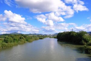 京都府北部を流れる由良川は、度々氾濫を起こし、水害をもたらしました。福知山にある治水記念館では当時の災害の様子や災害時の備えについて学ぶことができます。