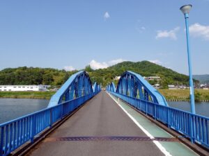 綾部大橋は、由良川にかかる橋で、見栄えがあります。貸切バス利用の団体旅行・社員旅行で綾部を観光の際は、通ることがあります。